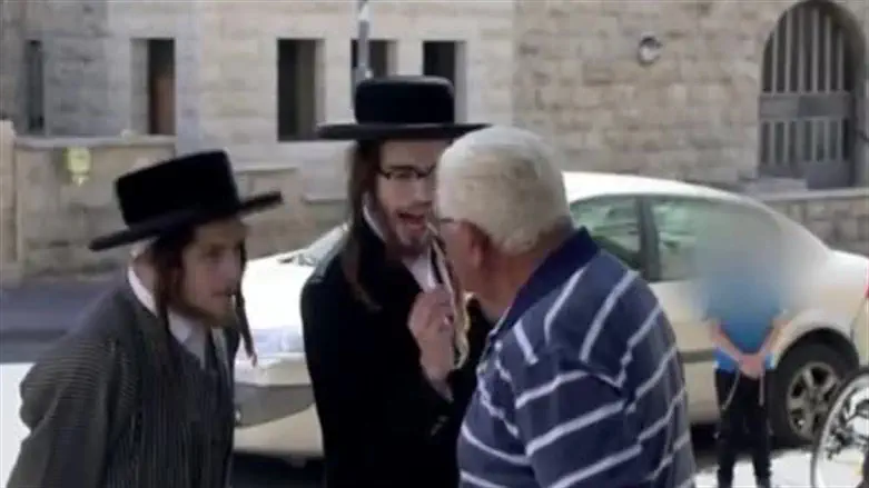 Йосеф Хагоэль и оскорблявшие его харедим 