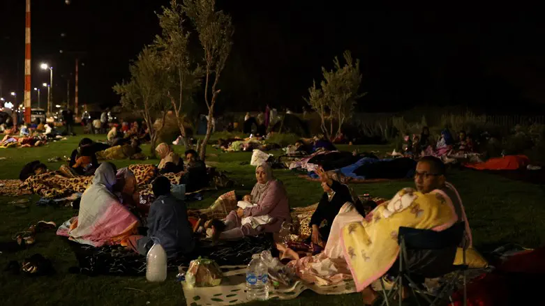 משפחות ישנות סמוך לחוף הים לאחר רעש האדמה במרוקו