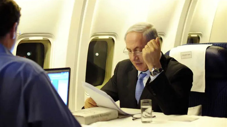 נתניהו במהלך טיסה