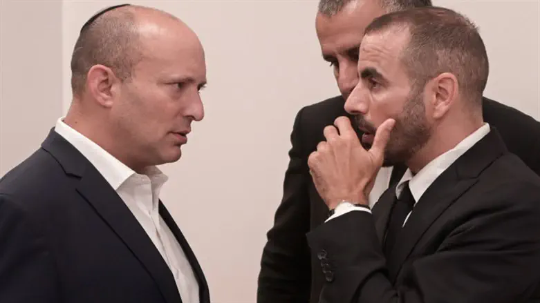 Нафтали Беннет со своим адвокатом в суде