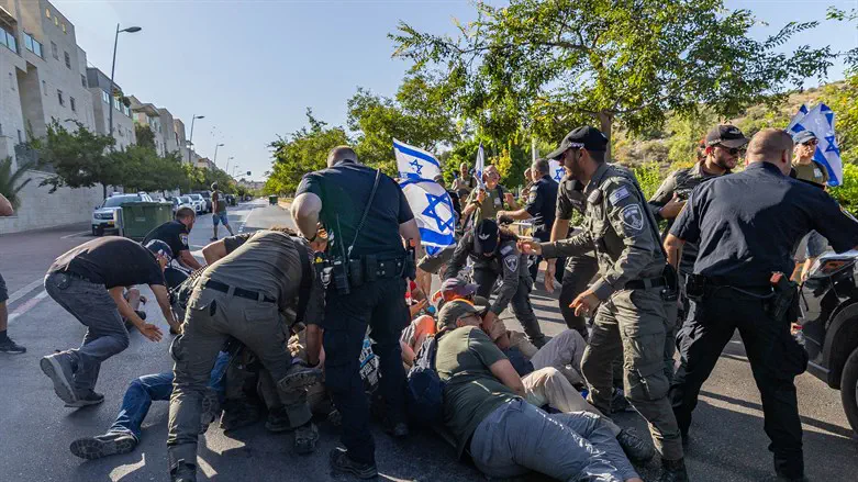 Полиция проводит аресты возле дома Ярива Левина