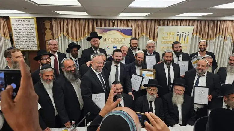 הרבנים עם תעודות ההסמכה