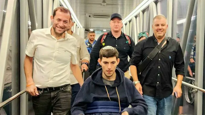 בני פרץ בנחיתה בישראל