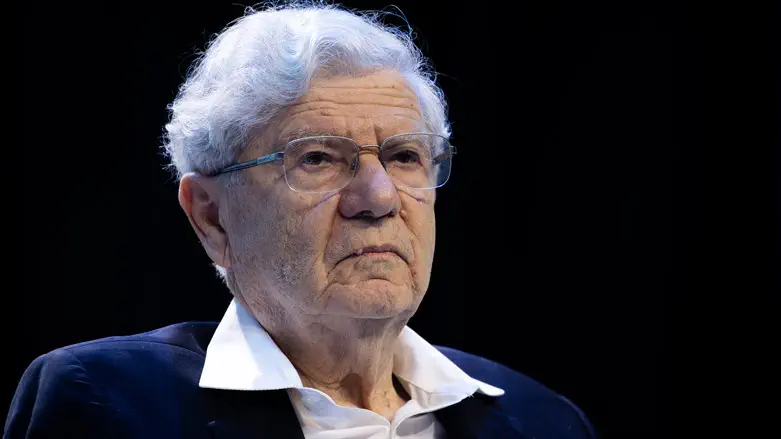 ניצב מול פרדוקס בבואו לבטל חוקי יסוד. השופט בדימוס אהרן ברק