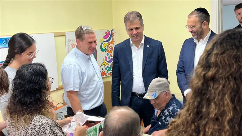 השר אלי כהן בביקור בכפר הקהילתי פרח בראש העין