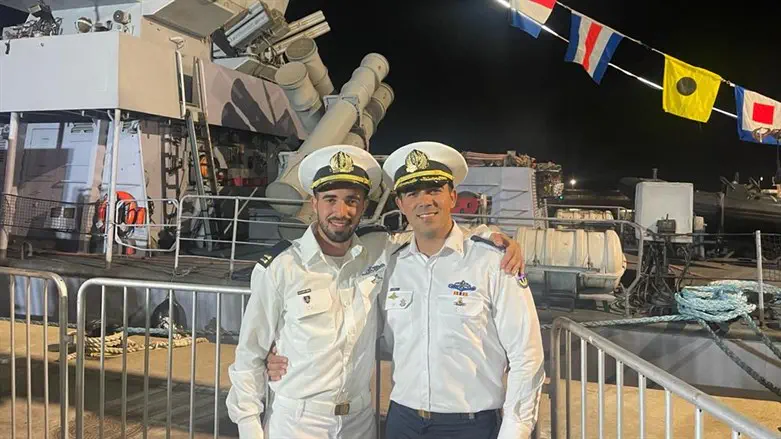 האחים מתן ונועם בטקס סוף קורס חובלים