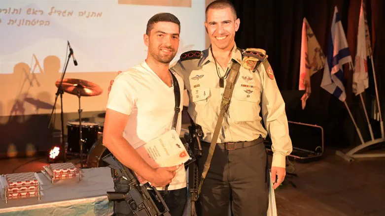 מתניה אהרונוב מקבל את הפרס