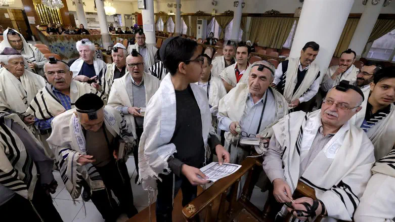 יהודים בבית כנסת באיראן