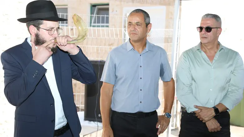 הרב מרדכי גרוזמן משלוחי חב"ד בחדרה תוקע בשופר