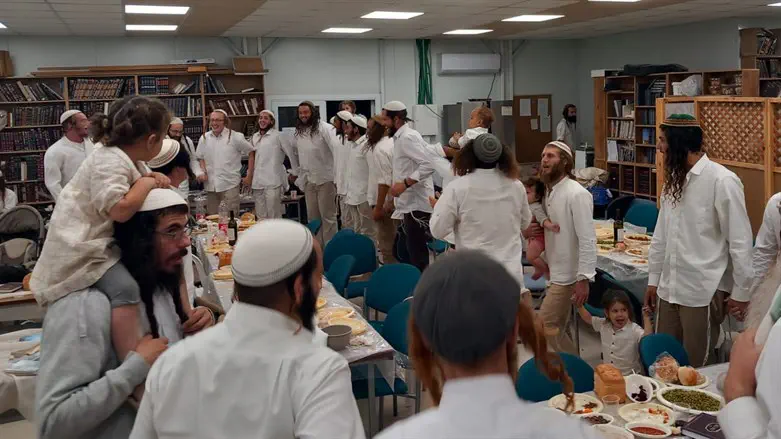 ריקודים בישיבת חומש במוצאי ראש השנה