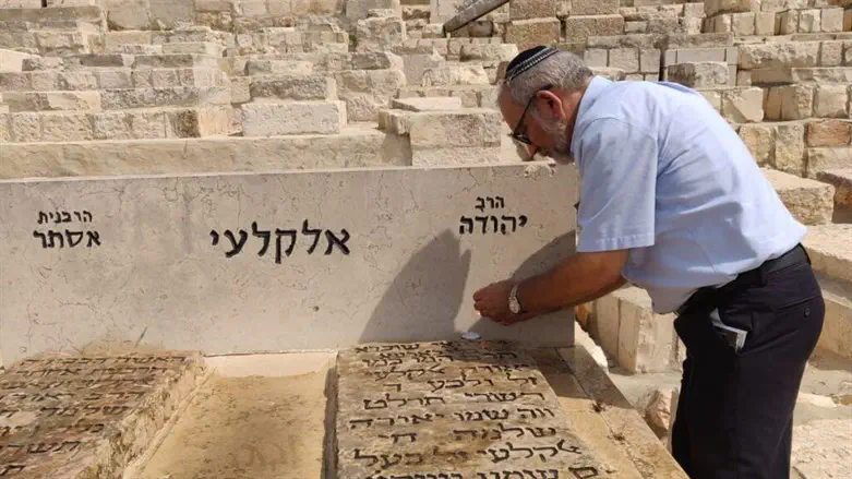 הרב קראוס בקברו של הרב אלקלעי