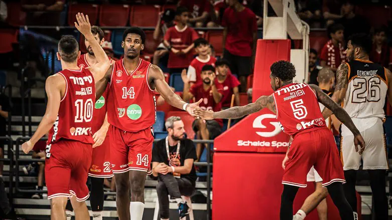 שחקני הפועל תל אביב הערב. בדרך לעונה היסטורית נוספת?