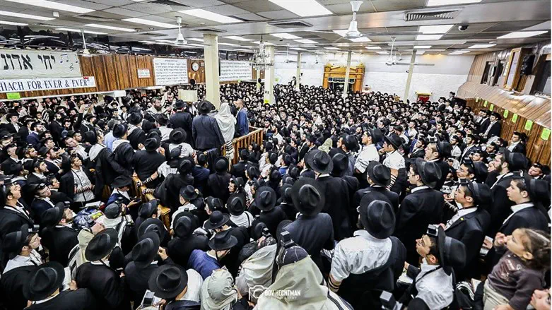Thousands at Chabad Center