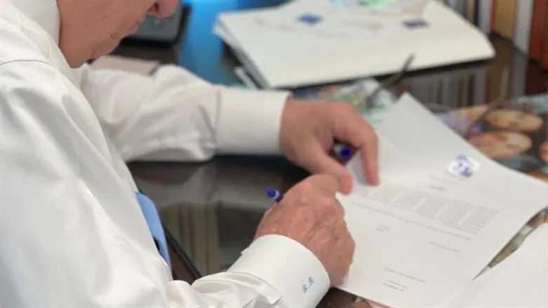 President signing amnesty