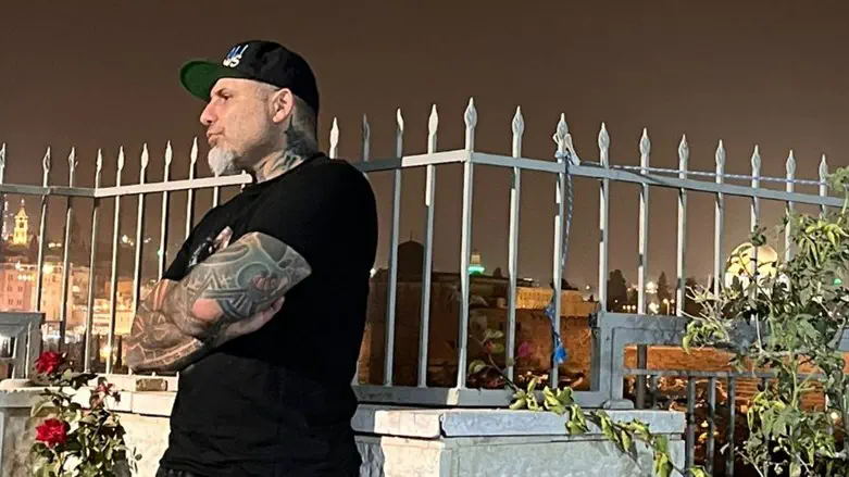 חיים גוזלי בביתו של אריה קינג