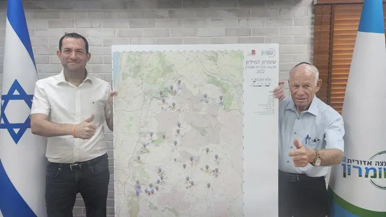 ראש המועצה יוסי דגן ואברהם שבות בחשיפת התוכנית 'מיליון בשומרון'