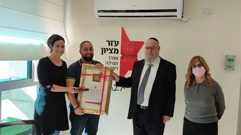 נאור צימרמן מקבל תעודת הוקרה מעזר מציון