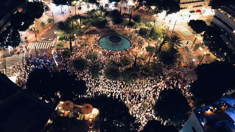 Yom Kippur prayers in Tel Aviv