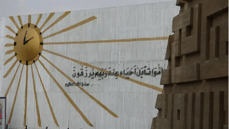 הכתובת על קברו של סאדאת