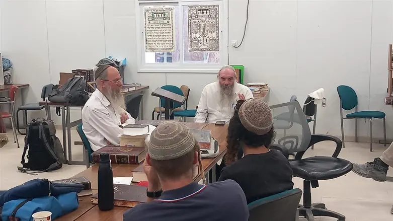 הרב שפירא בביקורו בישיבה
