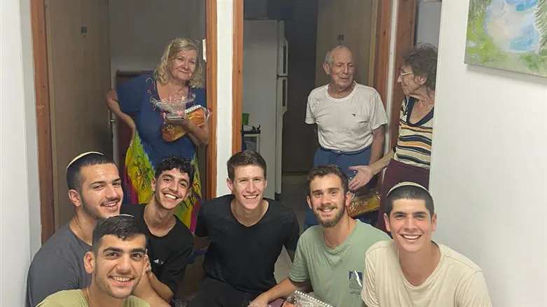 תלמידי יפו משמחים קשישים ביפו