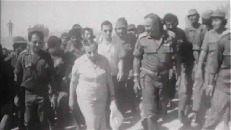 גולדה מאיר בביקור בסיני במהלך מלחמת יו"כ