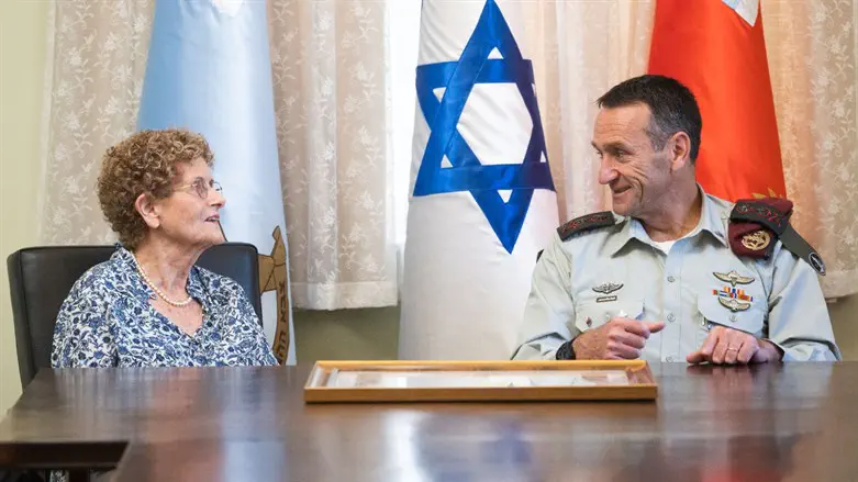 הרמטכ"ל עם אלמנתו של דדו ז"ל