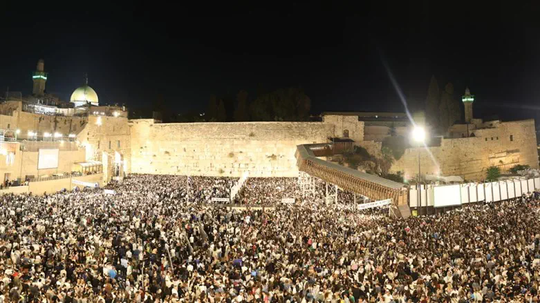 Десятки тысяч верующих евреев у Западной Стены
