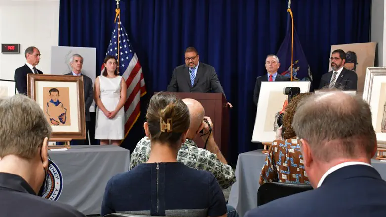 Alvin Bragg (C) delivers remarks; heirs Timothy Reif, David Frankel, & Sarah Reif (L)