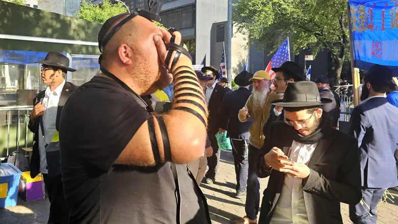 Putting on tefillin outside the United Nations