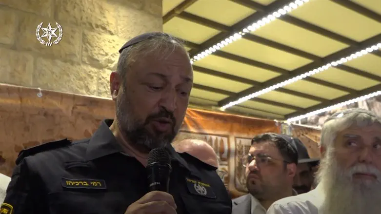 Rabbi Berachyahu leads the prayer