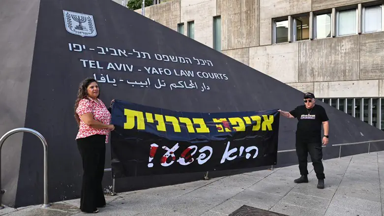 שפי פז ומירב חג'אג' מחוץ לבית המשפט
