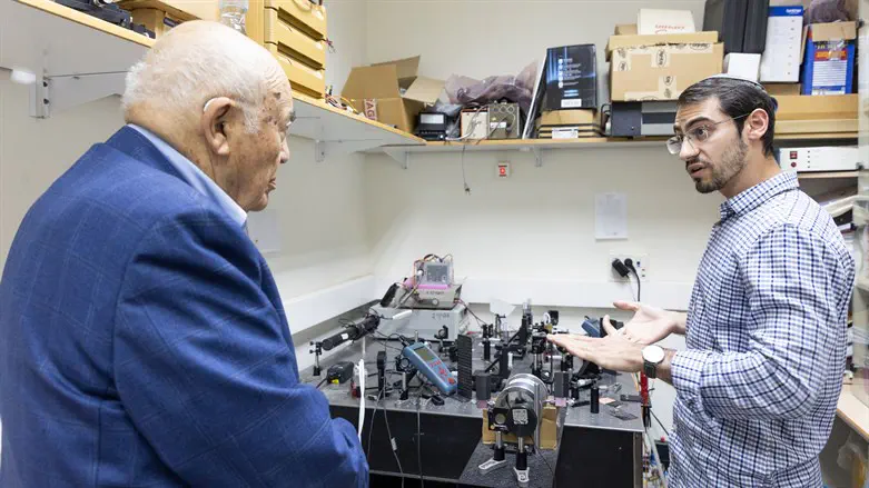 A JCT student explains his research to renowned electrical engineer Dr. Andrew Viterbi.