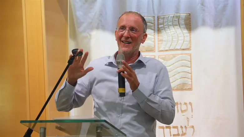 Rabbi Leo Dee speaks at the OU event