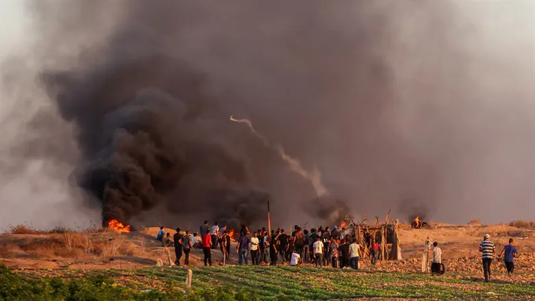 מתפרעים סמוך לגדר בעזה