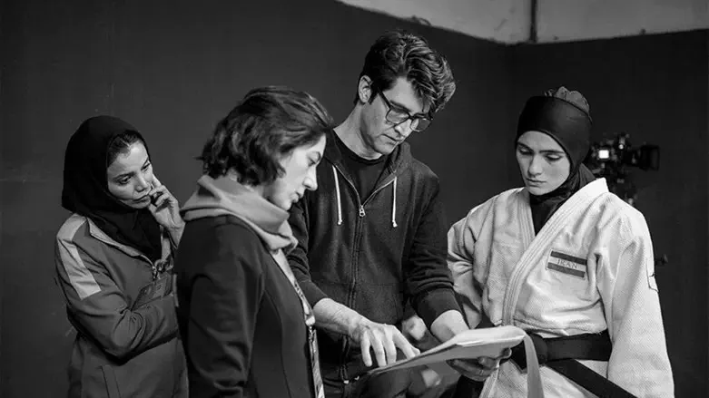 על הסט של הסרט טאטאמי