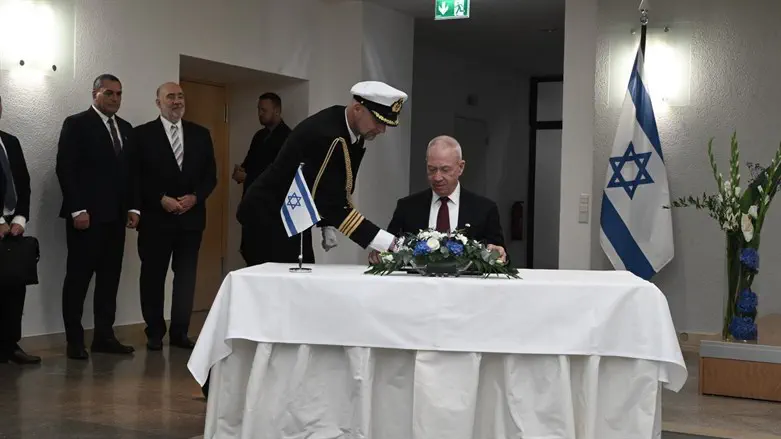 גלנט חותם על ההצהרה המשותפת בגרמניה