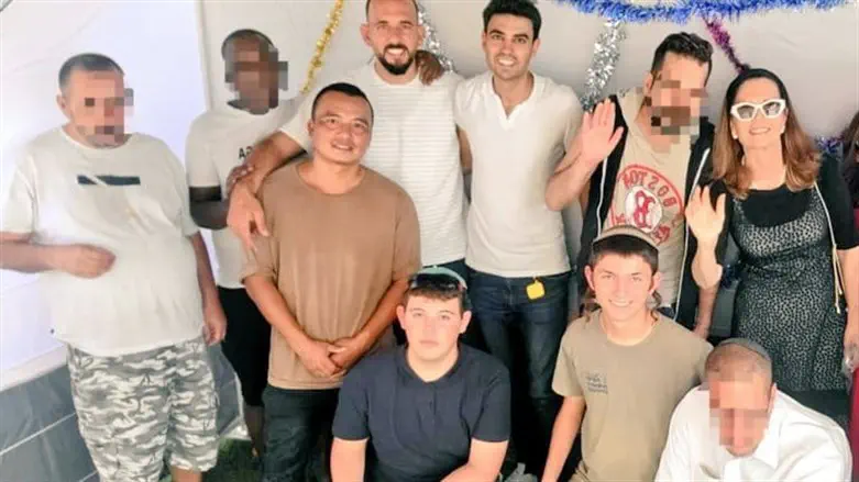 צוות ולדיגר בסוכה המיוחדת