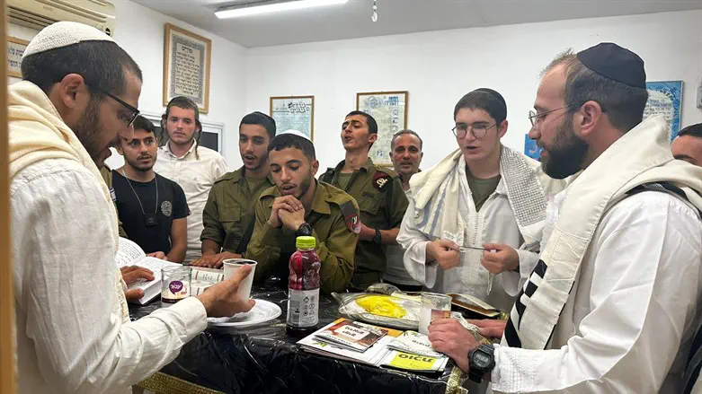 פרבר עם החיילים