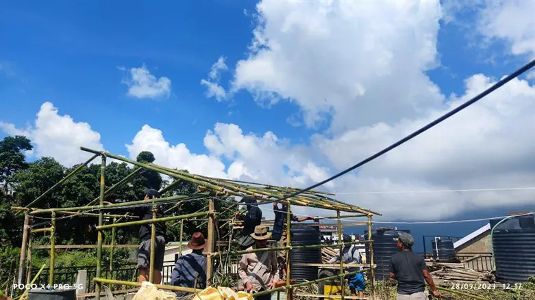 בני המנשה במדינות מיזורם ומניפור בצפון מזרח הודו בונים סוכות