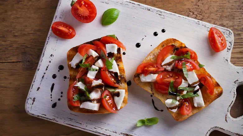 ברוסקטה עם עגבנייה וגבינה