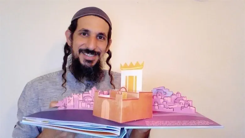 הרב יצחק אברהמי עם אחת מיצירותיו