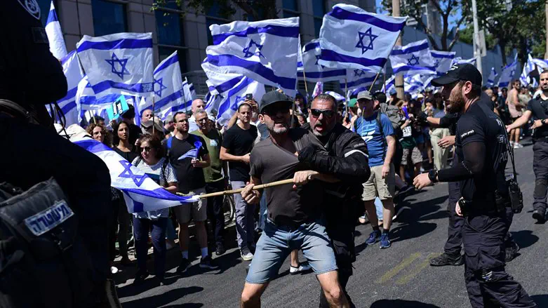 Anti-gov't protesters clash with police