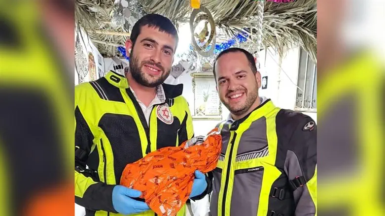 המתנדבים עם התינוק