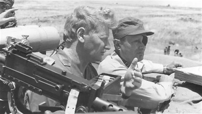 אפרים חירם עם משה דיין