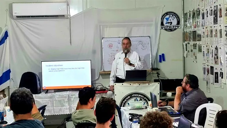 Chief Jay Schwartz delivers a training seminar at the IDU base in Samarai.