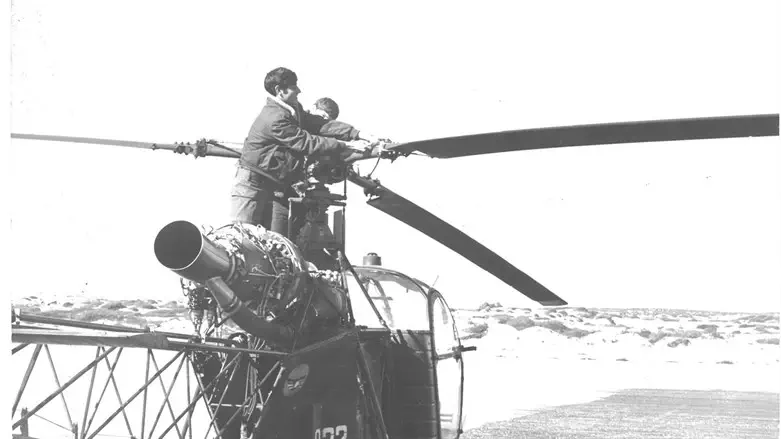 טכנאים מתקנים מסוק במהלך מלחמת יום הכיפורים