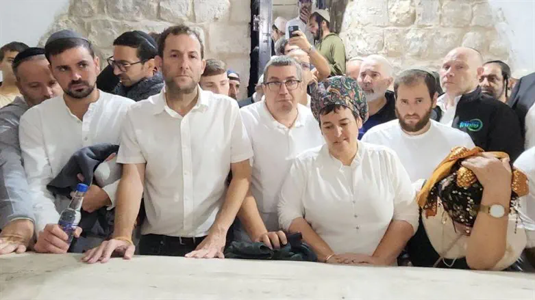 הוריהם של הלל ויגל יניב עם יוסי דגן בקבר יוסף
