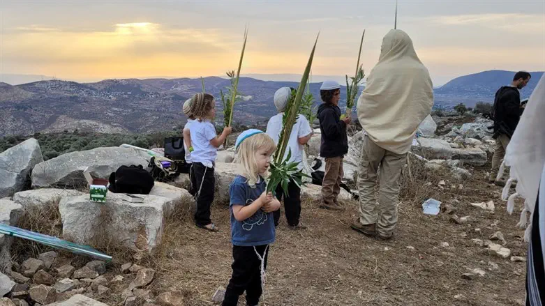 המתפללים בהר עיבל