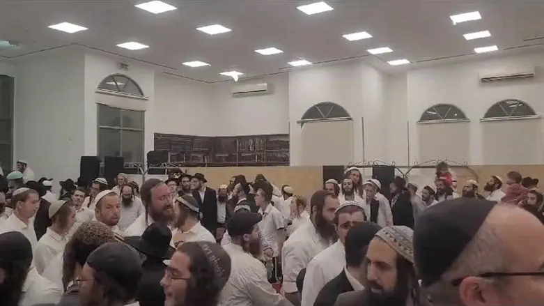 מאות בשמחת בית השואבה בעוד יוסף חי